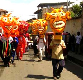 "Los Cabezones" personajes imprescindibles en el Bando del Carnaval. Foto tomada de la web: cajamarcaopina.com.