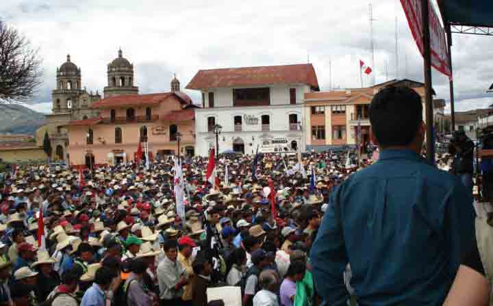 Firma del Convenio, parte derecha de la Plaza de Armas de Cajamarca.