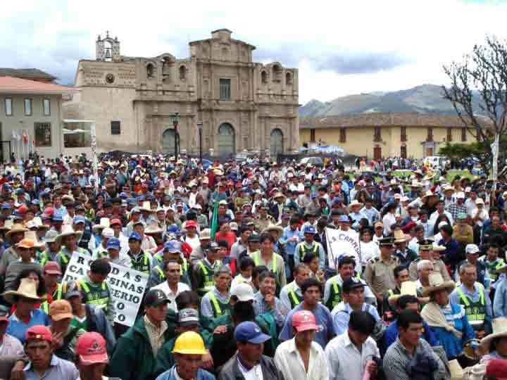 Firma del Convenio, parte izquierda de la Plaza de Armas de Cajamarca.