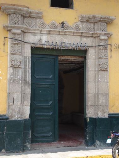 Pórtico de la entrada principal del local del diario "Panorama Cajamarquino