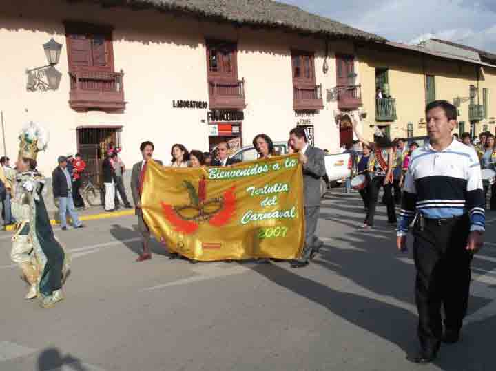 Bando anunciando la Tertulia del Carnaval por la Plaza de Armas de la Ciudad. Cajamarca, Febrero 2007.