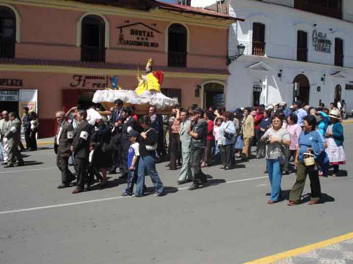 Procesin del apstol San Pedro por la Plaza de Armas de Cajamarca, Cajamarca, Junio 2007. Cotesa de Omar Paredes G.