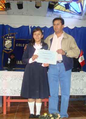 Brenda Vergara Gálvez, acompañada de su padre el Sr. Vergara, mostrando su diploma.