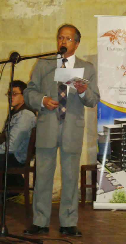 Prof. Miguel Celis Santa Cruz, conductor de la ceremonia inaugural.