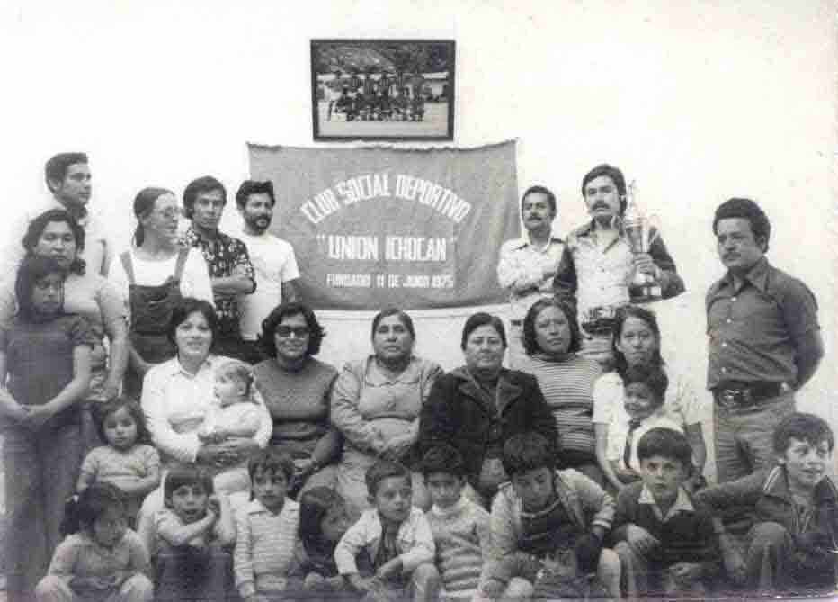 Los socios, socias, hinchas y jugadores del �Club Uni�n Ichoc�n� celebrando el T�tulo de Campe�n de la Liga Distrital de F�tbol. Ichoc�n, 1979. Cortes�a de Mg. Juan Julio Paredes Aza�ero.