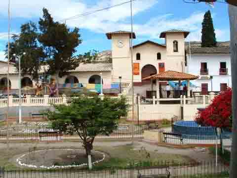 Iglesia del distrito de Ichoc�n. Cortes�a del Mg Juan Julio Paredes Aza�ero.