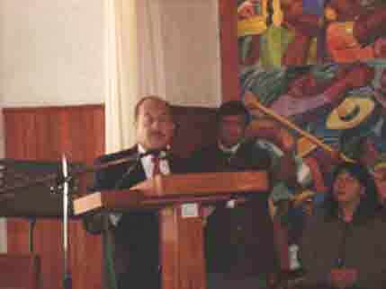 El Mg. Edwin Torres Goicochea felicitando y resaltando las bondades de la obra. Cajamarca,27 de setiembre del 2006