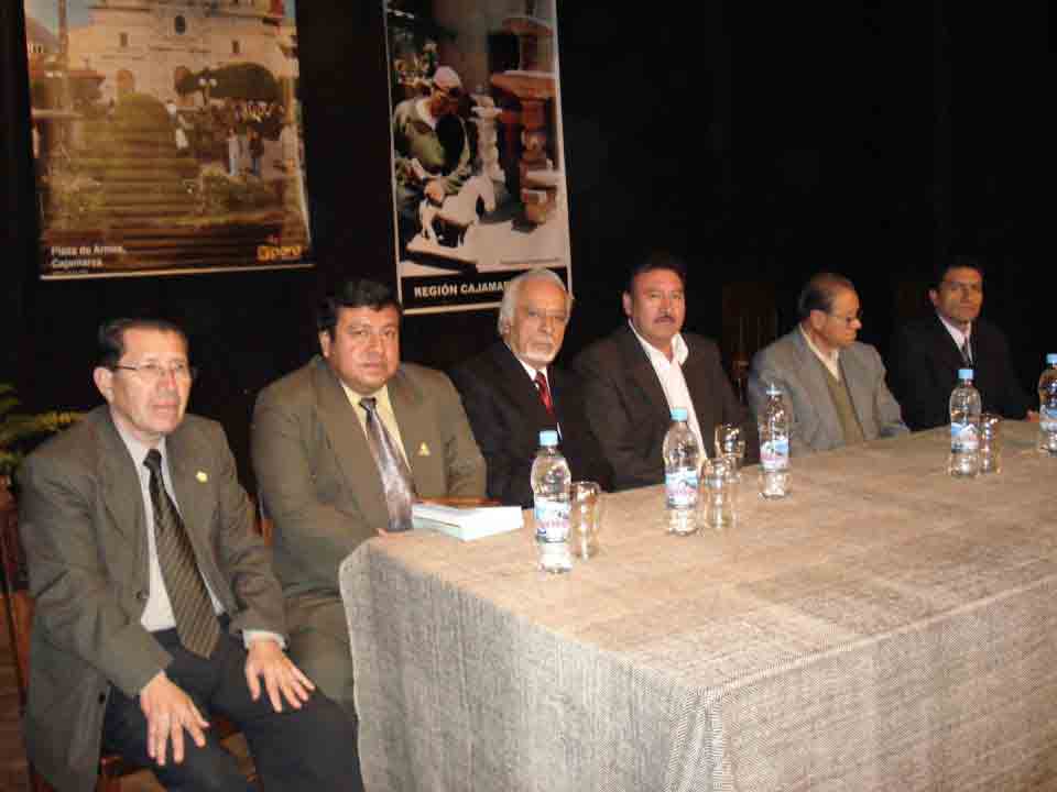 Autoridades cajamarquinas y amigos del escritor Gregorio Díaz Izquierdo en el estrado de honor del Teatro Cajamarca.