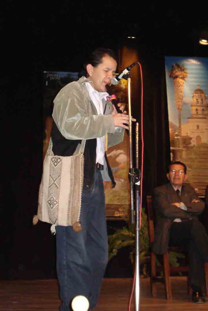 Edgart Tapia, talentoso músico cajamarquino, interpretando una bonita canción con flauta y antara. Cajamarca, Octubre del 2006.