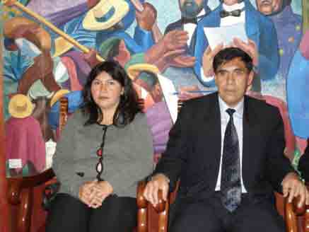 El Mg. Jorge D�az Garc�a y su esposa la Profesora Fanny Padilla Rojas, en los momentos de la presentaci�n de su obra. Cajamarca, 27 de setiembre del 2006.
