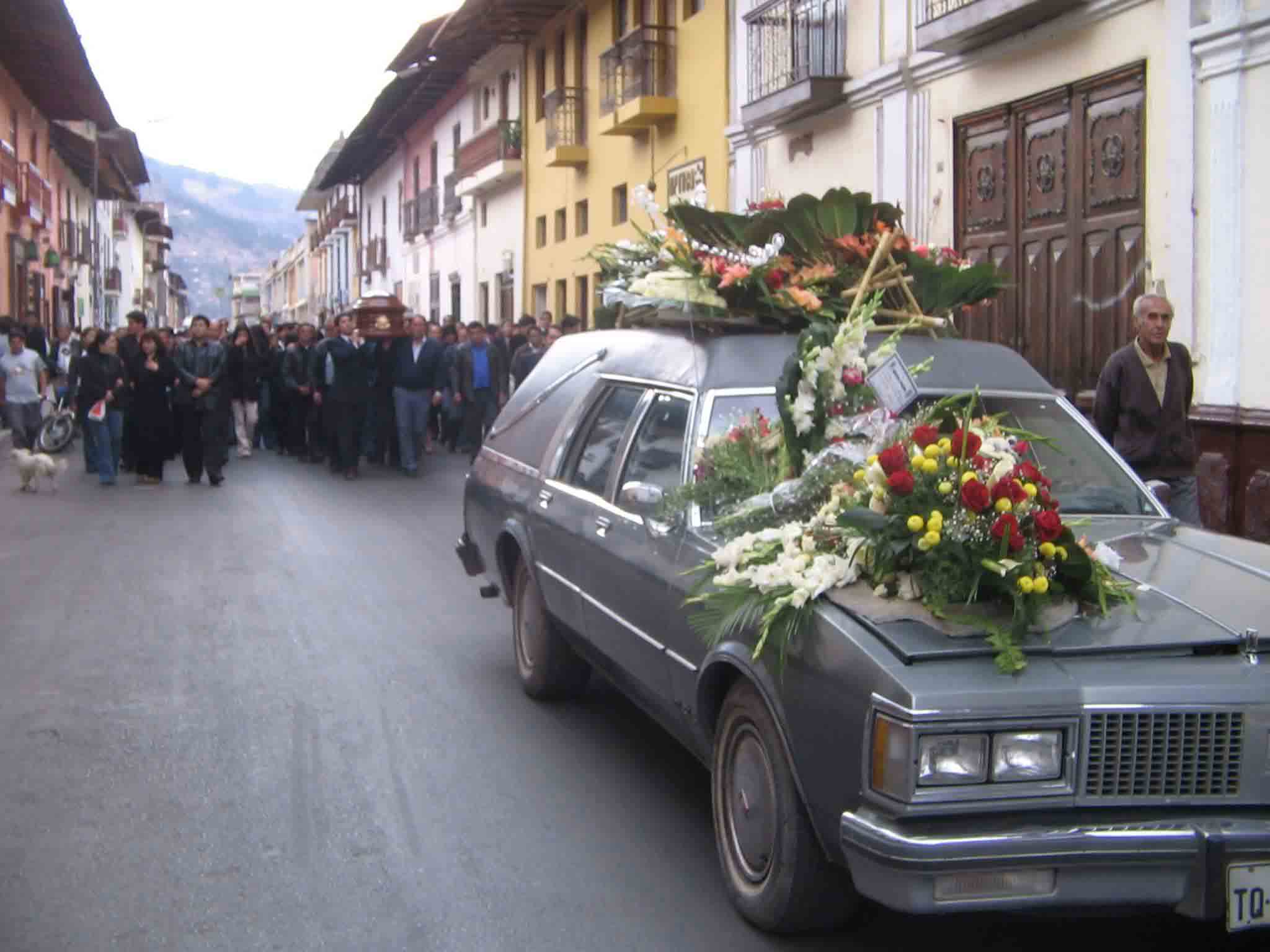 El cortejo fúnebre conduce a los restos de Álvaro por el Jr. Amalia Puga. Cajamarca, Agosto 2006.
