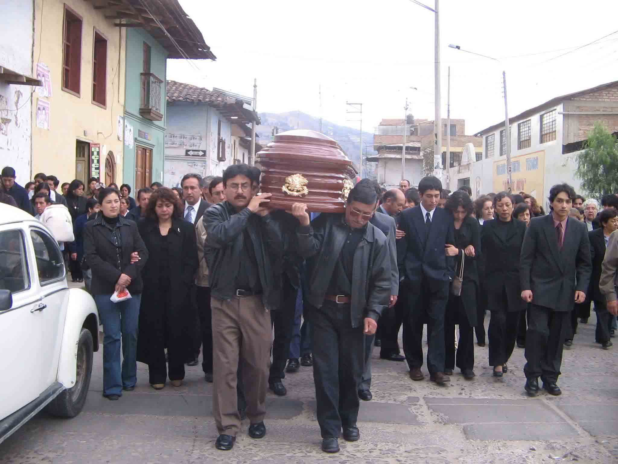 Jorge Burga conduce a los restos de su hermano Álvaro por el Jr. La Paz a su Santa Morada. Cajamarca, Agosto 2006.