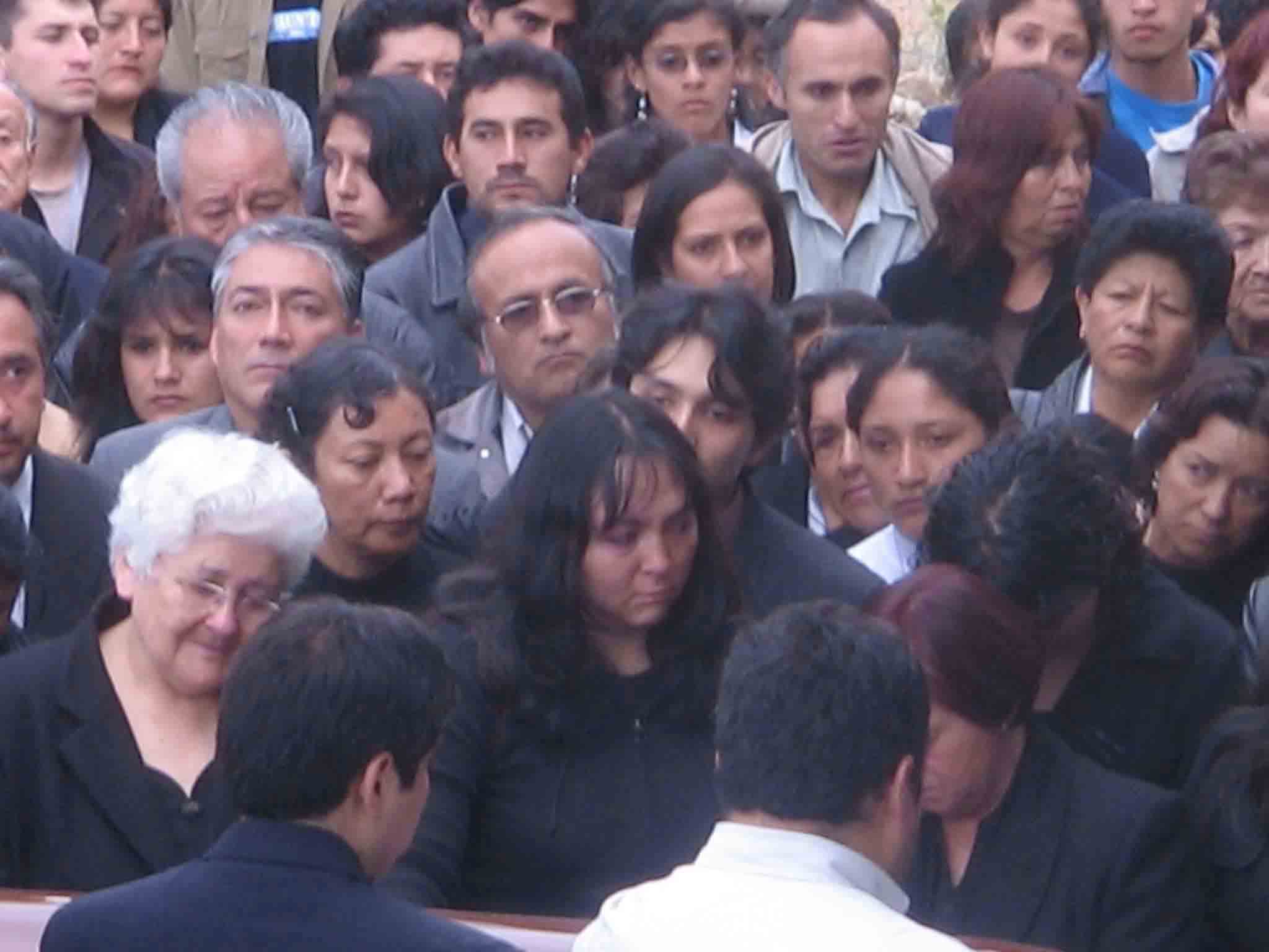 La Sra. Aurea, rodeada de familiares y amistades en el Campo Santo le expresan su último adios a su hermano Álvaro. Cajamarca, Agosto 2006.