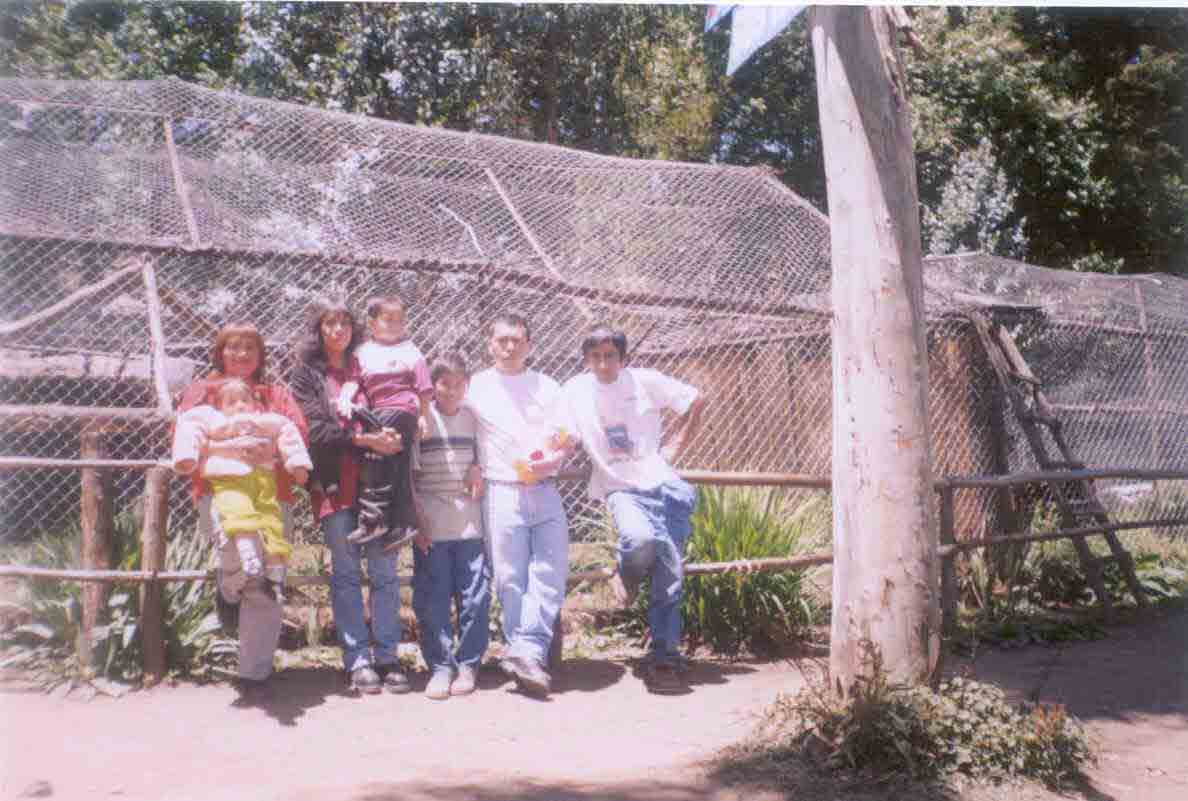 Romel Ra�l con sus primos Laura, Paty y Pepe y sus sobrinos Kevin, Hilary y C�sar Pita en un paseo a Granja Porc�n-Cajamarca. Cortes�a de Pepe Chicoma.
