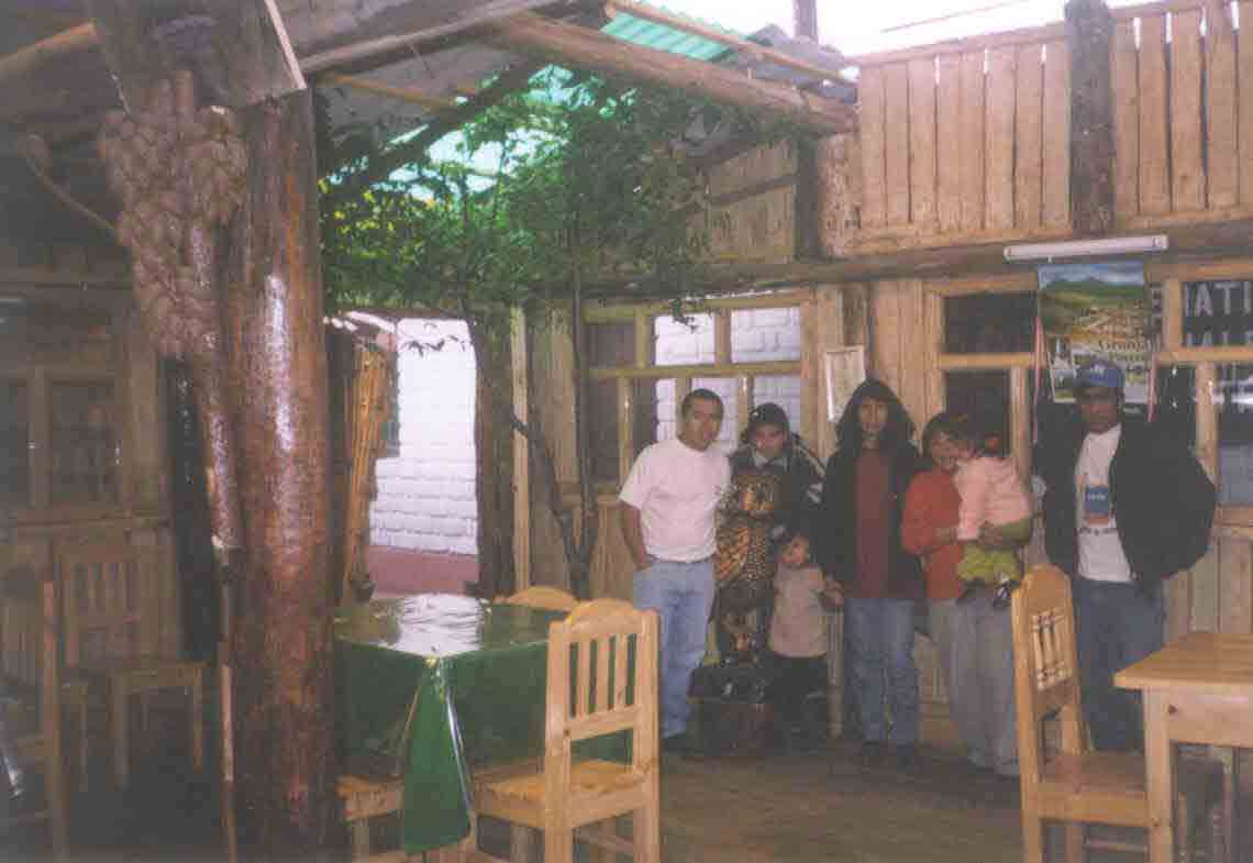 Romel Ra�l y sus primos en la cafeter�a de Granja Porc�n-Cajamarca. Cortes�a de Pepe Chicoma.