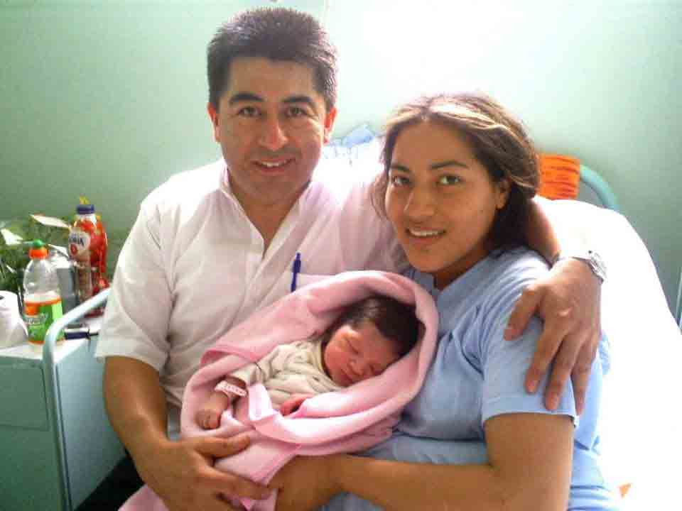 Antonella del Rosario descansando en los brazos de sus padres. San Marcos, 2007.