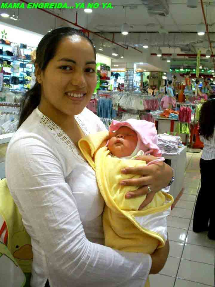 Antonella del Rosario en brazos de su madre de compras en un centro comercial. San Marcos, 2007.