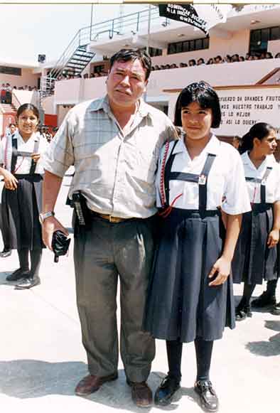 Saira Consuelo en comap��a de su pap� Mg. Juan julio Paredes Aza�ero en una actuaci�n de su plantel.