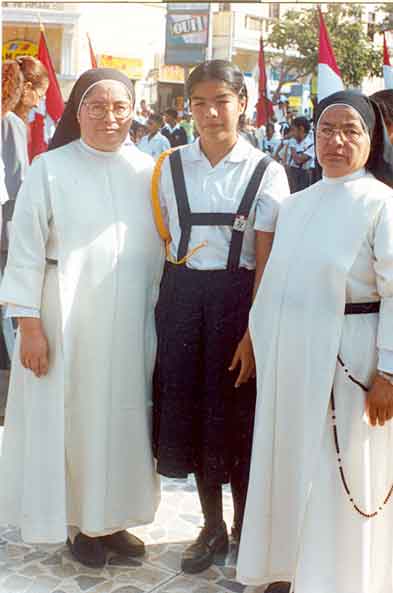 Saira Consuelo con las Madres Dominicas, integrantes de la Plana Jeraquica del Colegio "Nuestra Se�ora del Rosario".