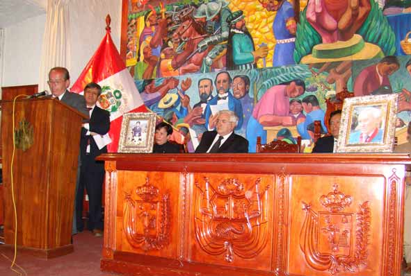 Guillermo Bazán Agradeciendo en la presentación. El mural muestra las principales etapas de la historia cajamarquina.