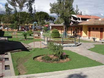 Jardines del Complejo Tur�stico de Ba�os del Inca -  Cajamarca, en los pozos con frontis a la Plaza de Armas. Cortes�a de Omar Paredes G. Noviembre 2007. 