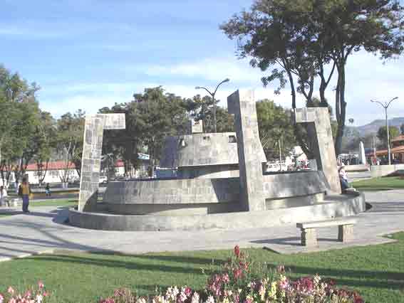 Gran Pileta que se erige en el centro de la Plaza de Armas del Balneareo de Ba�os del Inca, Cajamarca, Per�. Cortes�a de Omar Paredes Goicochea, Diciembre 2007.