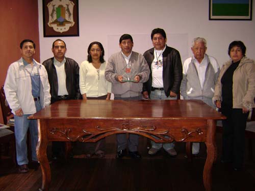 El Ing. Carlos Alberto Urbina Burgos, Alcalde de la provincia de Cajabamba, mostrando el premio obtenido. Cajamarca, agosto 2008.