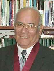 El Dr. Jos� Guillermo Vargas Rodr�guez, director y editor de Olandina.