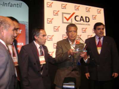 El Crnl. PNP(r) &nbsp;Ramiro Bardales Vigo, Alcalde del distrito de Matara, mostrando su premio obtenido. Cajamarca, agosto 2008.