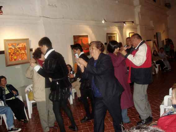 La Sra. Consuelito Lezcano en plena faena de su labor fotogr�fica. Cajamarca, febrero 2008.