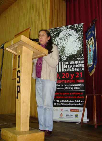 Socorro Barrantes, poetiza cajamarquina, presentando a la poetiza espa�ola Manuela Serrano.