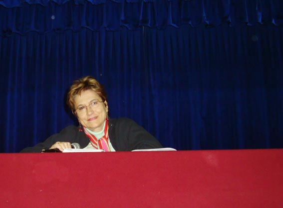 Manuela Serrano, poetiza espa�ola, en el desarrollo de su ponencia "Poes�a espa�ola".
