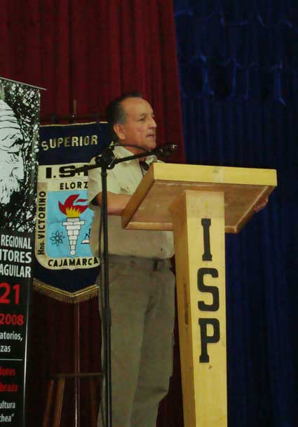 El Dr. Jaime Deza Rivasplata exponiendo "Dioses de la Econom�a Peruana".