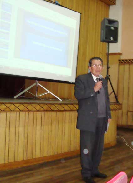 Dr. Luzm�n Salas Salas, exponiendo su ponencia "T�cnicas Literarias".