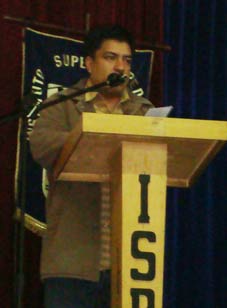 Ing. William Guillen, poeta cajamarquino, dando el inicio del certamen.