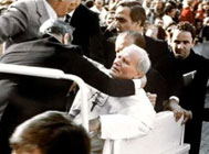 El Papa Juan Pablo II en instantes de sufrir el cobarde atentado. Tomada de www.jmarti.ciberia.es
