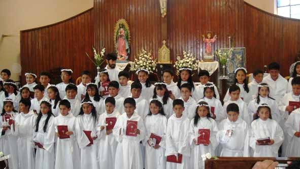 Alumnos de la IE Antonio Guillermo Urrelo en su Primera Comuni�n.