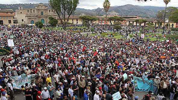 Paro en Cajamarca: Concentraci�n en la Plaza de Armas de Cajamarca. Foto Fabiola Valle