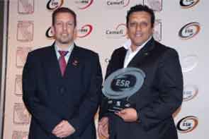 Luis Campos y Dar�o Zegarra con el premio ESR