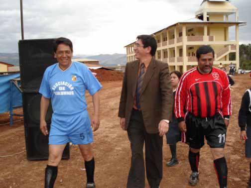 El Dr. Soto es invitado por los capitanes de ambos equipos para ejecutar el Pley de Honor. Cajamarca, Agosto 2007
