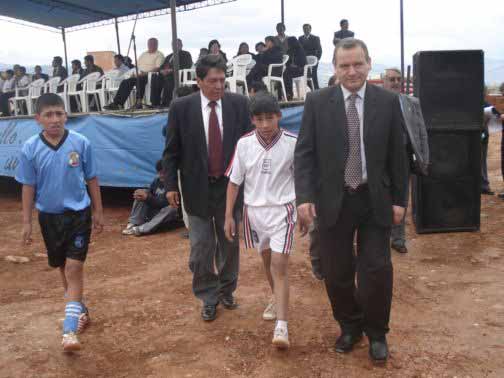 El Ing. Eduardo Quiroz Rojas, es invitado por los Capitanes para ejecutar el Pley de Honor. Cajamarca, Agosto 2007.