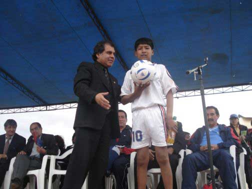 El Capit�n de la Selecci�n del la I. E. "Zulema Arce" recibiendo el premio de manos del Lic. Jos� S. Cortegana Salazar. Cajamarca, Agosto 2007.