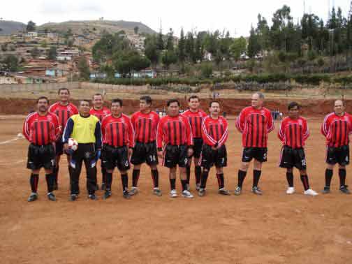 La Selecci�n Master del Club "Sporting Cajamarca", luego de presentar su saludo al p�blico asistente. Cajamarca, Agosto del 2007.