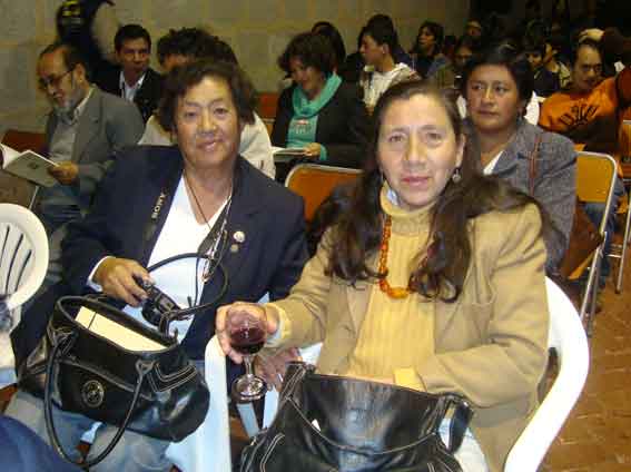 La periodista Consuelo Lezcano y la poetiza cajamarquina Socorro Barrantes.