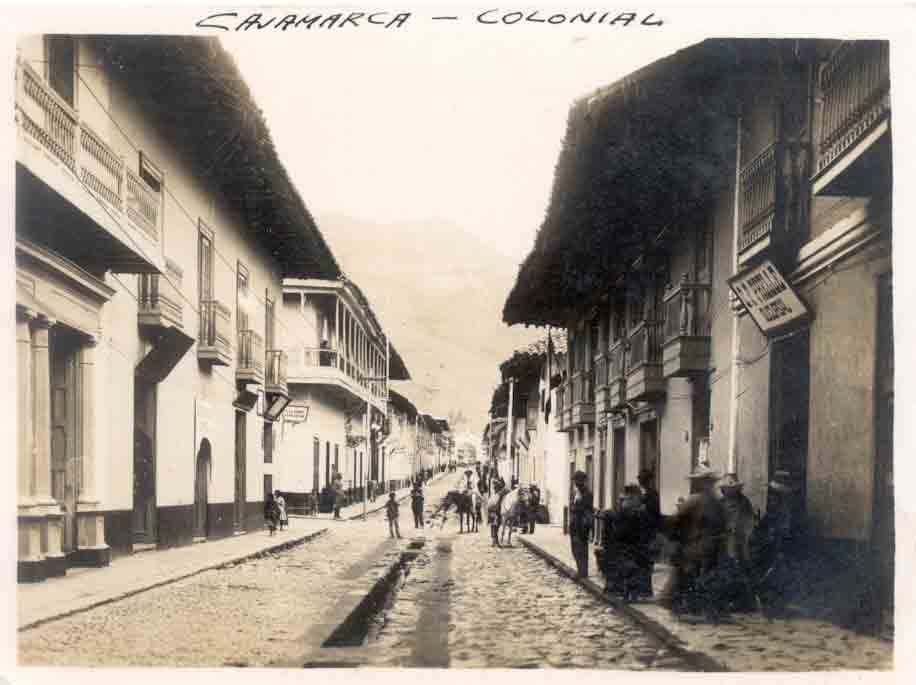 Vista del Jr. Del Comercio, se aprecia la calle "empedrada" con una acequia central y al fondo el Arco del Triunfo. Cortesa de JJ.Paredes