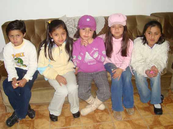 Hilary, en compa��a de sus compa�eros de la I. E. Antonio Guillermo Urrelo. 18/10/08.