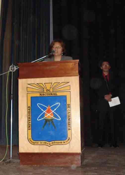La Sra. Directora Cecilia Cabrera Posadas, dirigi�ndose al p�blico asistente en la Actuaci�n de Gala, celebrando sus XXXV Aniversario.
