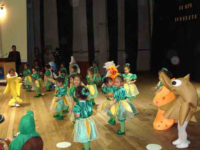 Alumnos de la secci�n "Semillitas" interpretan el rock "La corvina Corina" preparados por su profesoras Rosario Barrantes. Cajamarca, 3 de Octubre del 2006.