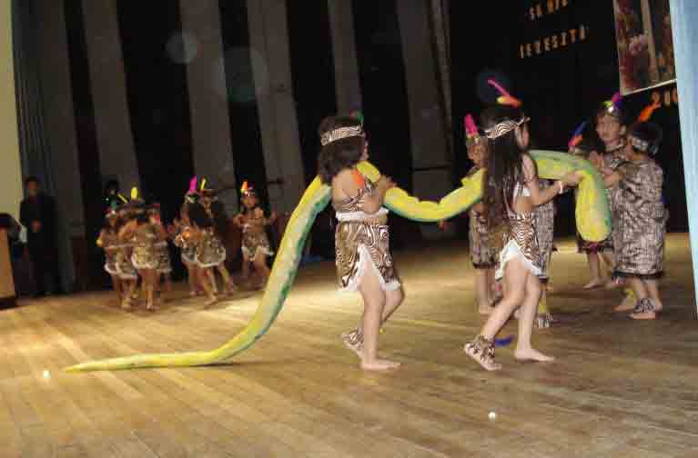 Baile de la Selva "La Anaconda" interpretado por alumnos de la secci�n "Estrellitas" preparados por la profesora Mercedes Vargas.