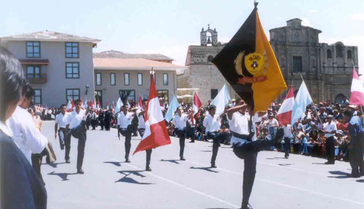 Escolta del Colegio Nacional "San Carlos" de la provincia de Bambamarca. Cajamarca, Agosto 2006.